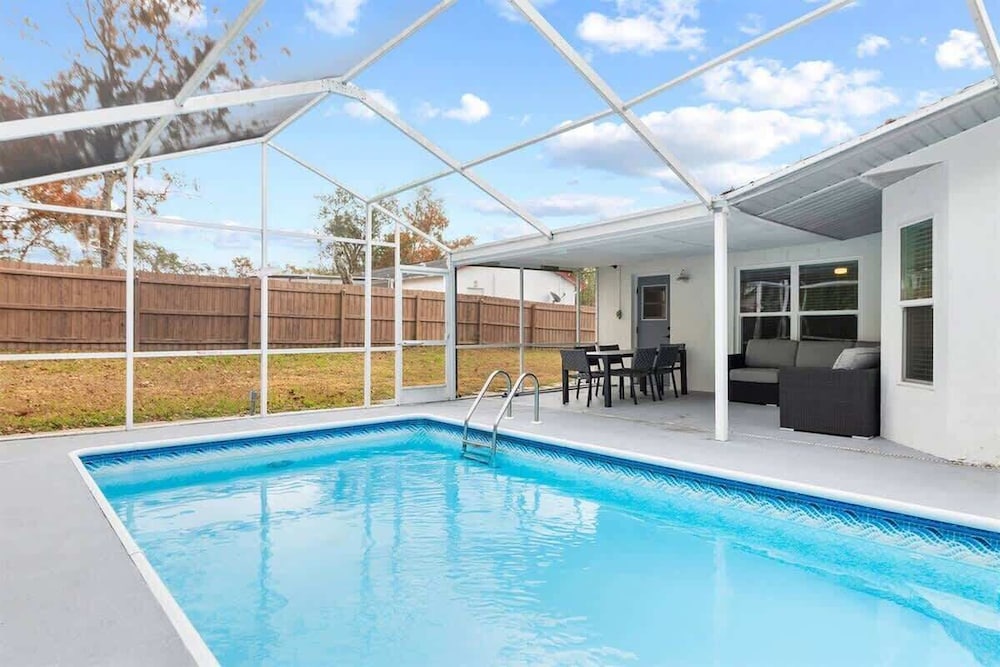 Spring Hill, 4 Bedroom, Pool & Golf Course!