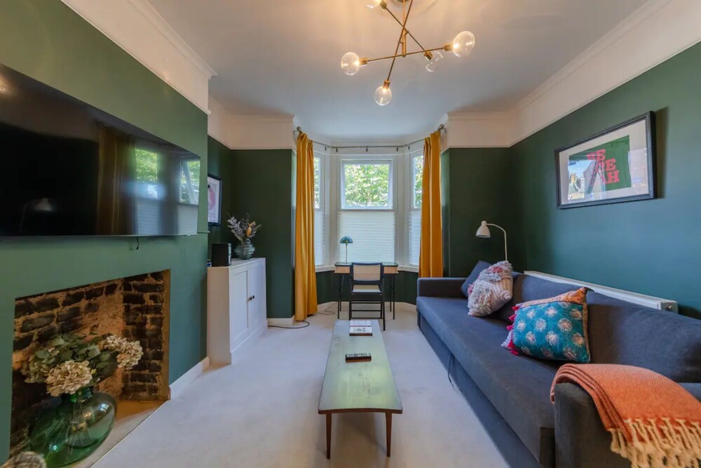 Charming 1 Bedroom Apartment in Shepherds Bush With Patio Area