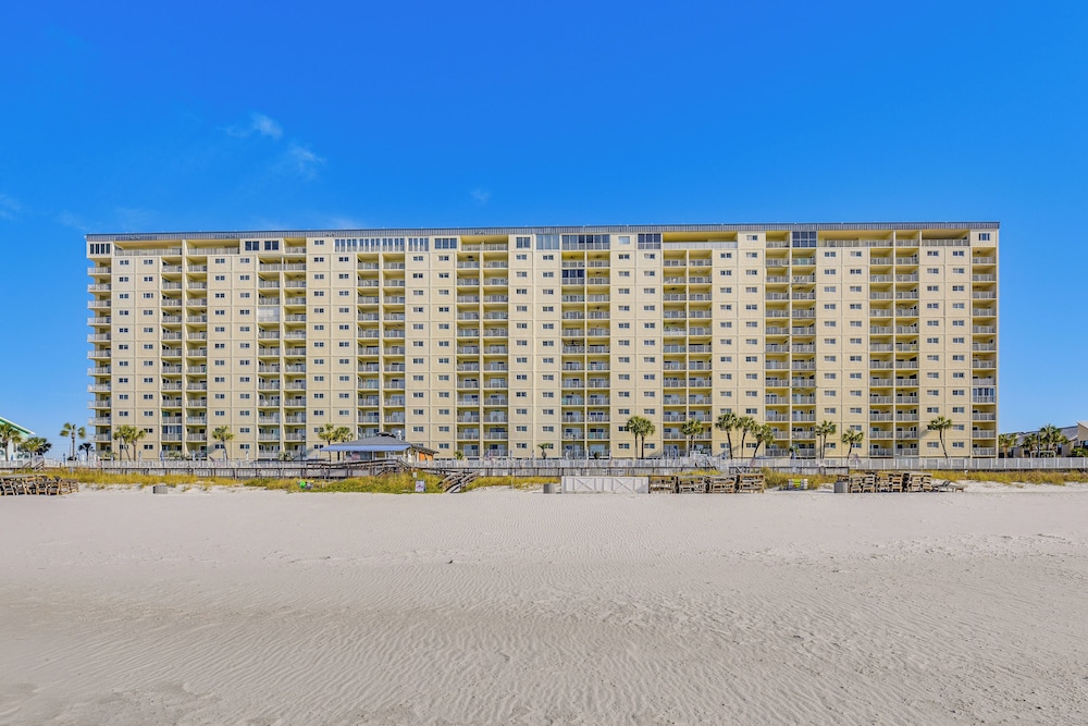 Beach & Pool Access: Regency Towers Condo in Pcb!