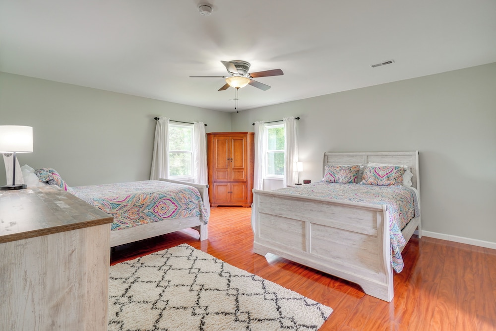 Walk to Marina: Norris Lake Escape w/ Deck + Views