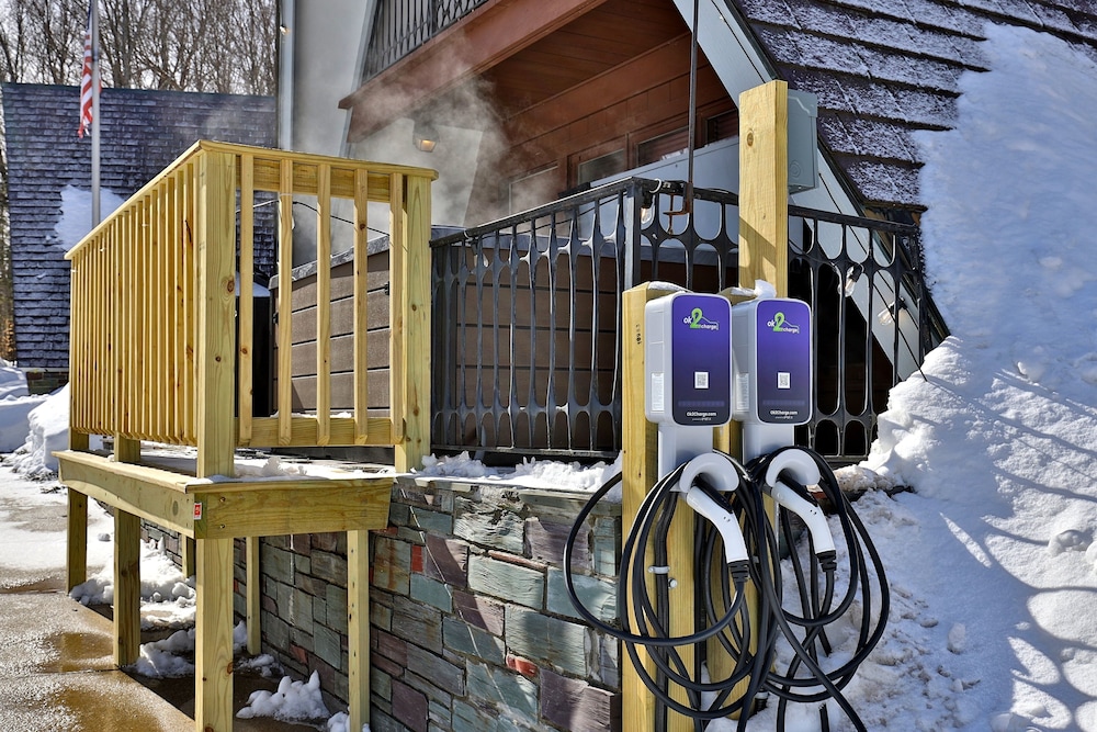 The Birch Ridge: Mission Room #2 - Queen Suite In Renovated Killington Lodge. Hot Tubs. 1 Bedroom Home view 2