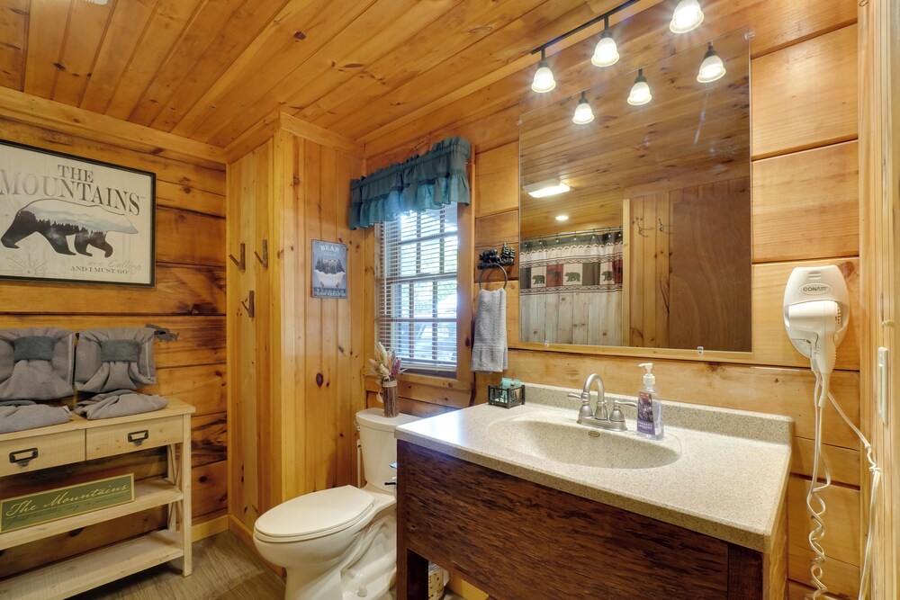 Hot Tub & Deck! 'bear Hugs Cabin' Near Gatlinburg