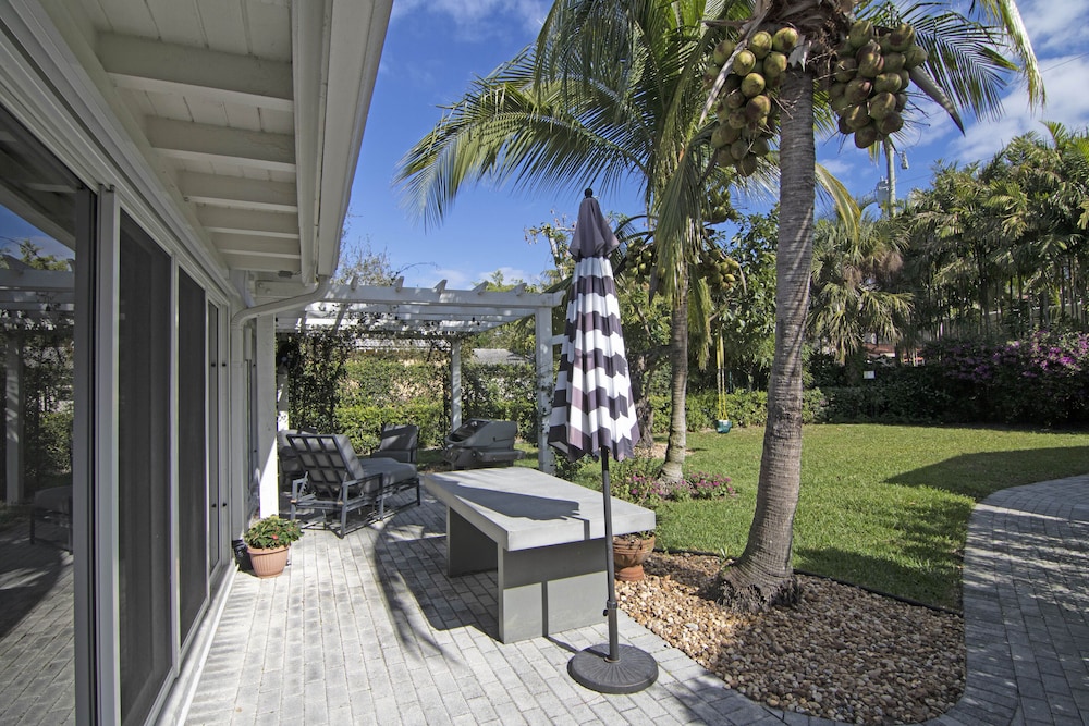 La Casa Blanca Minutes From the Beach! view 2