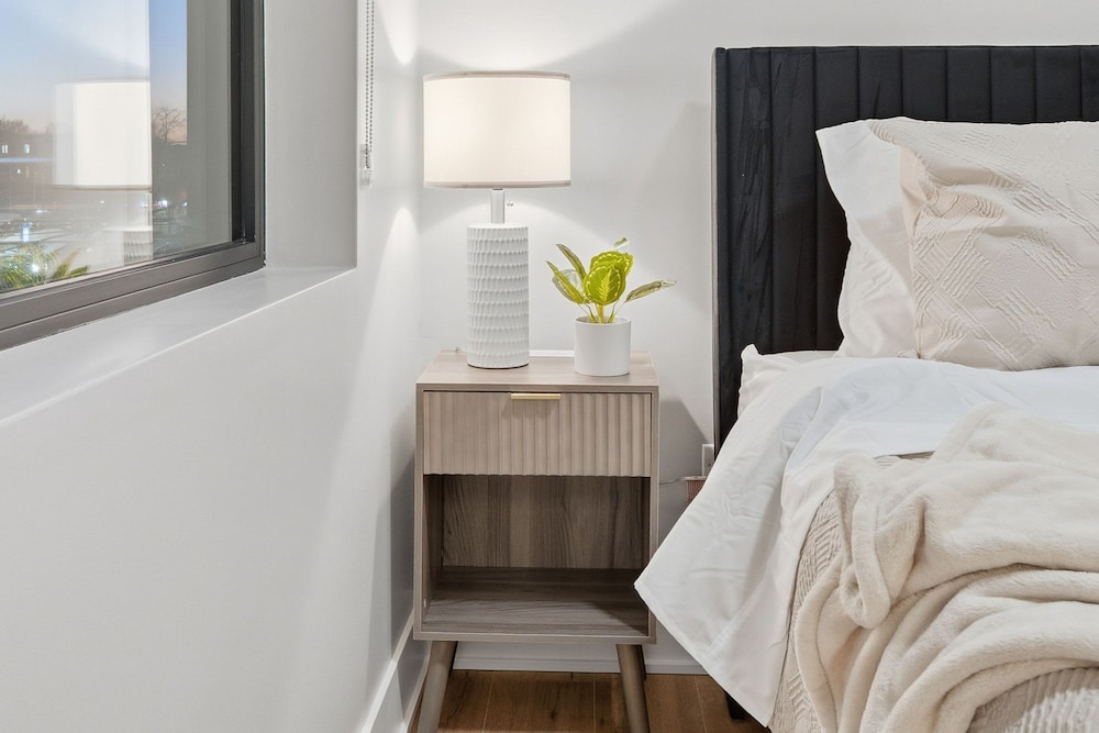Chic 2BR Apartment in Edgewater Modern Comfort