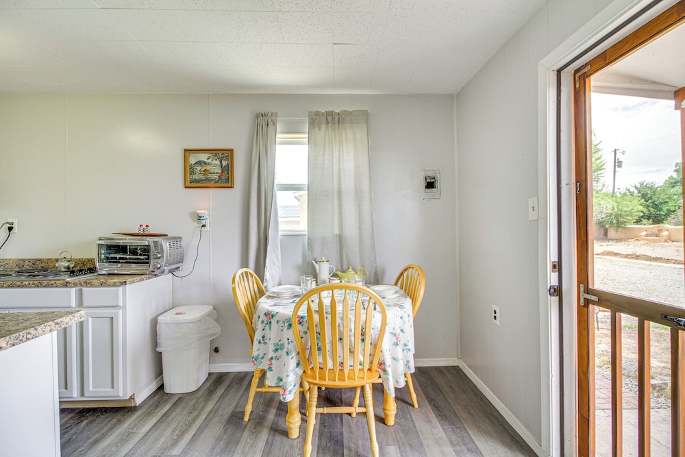 4 Mi to Rio Grande: Bosque Farms Home w/ Patio!