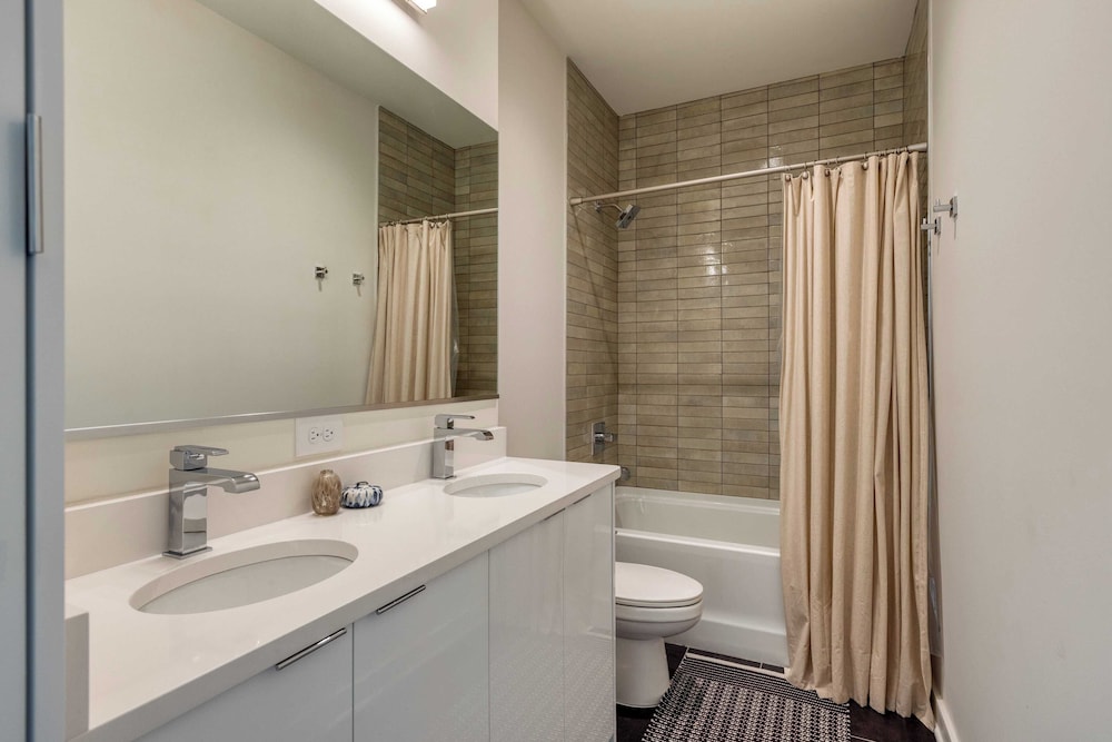 Sleeps 24! 3 Modern 4bdr Townhomes w/ Covered Patios Nashville Group Retreat