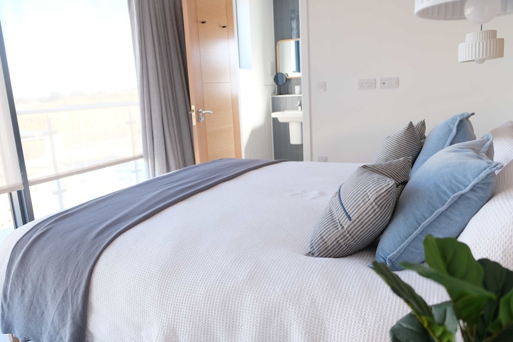 Luxury Lakeside Retreat With Hot Tub Games Room Watersports Sleeps 14