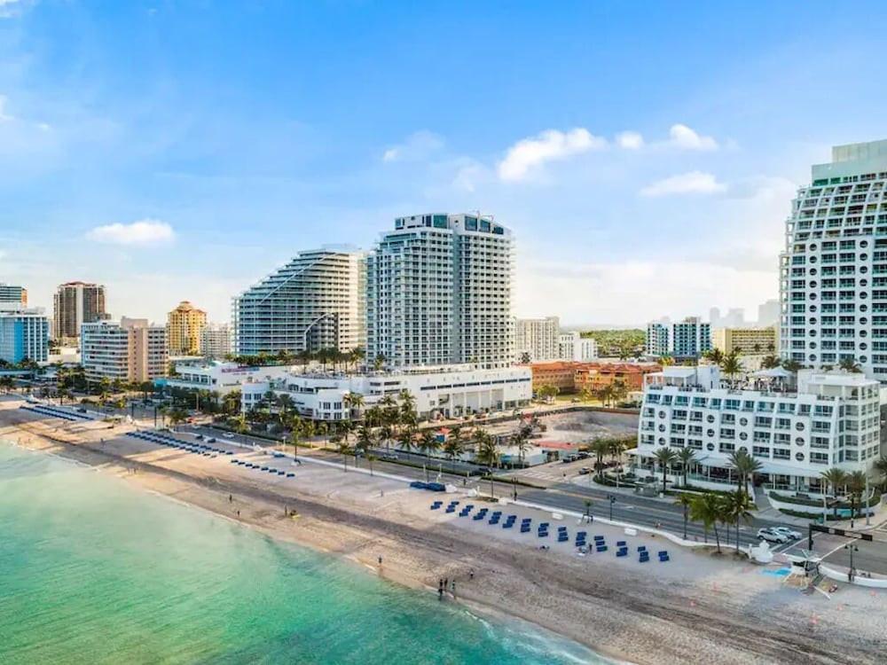 Elegant Beachfront Condo: Your Perfect Getaway!