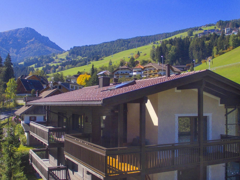 Apartment on the ski Slopes at Plan de Corones view 4