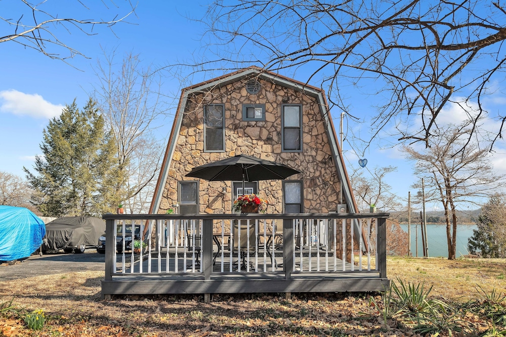 Beautiful Lakeview Chateau With Stunning Views 3 Bedroom Home