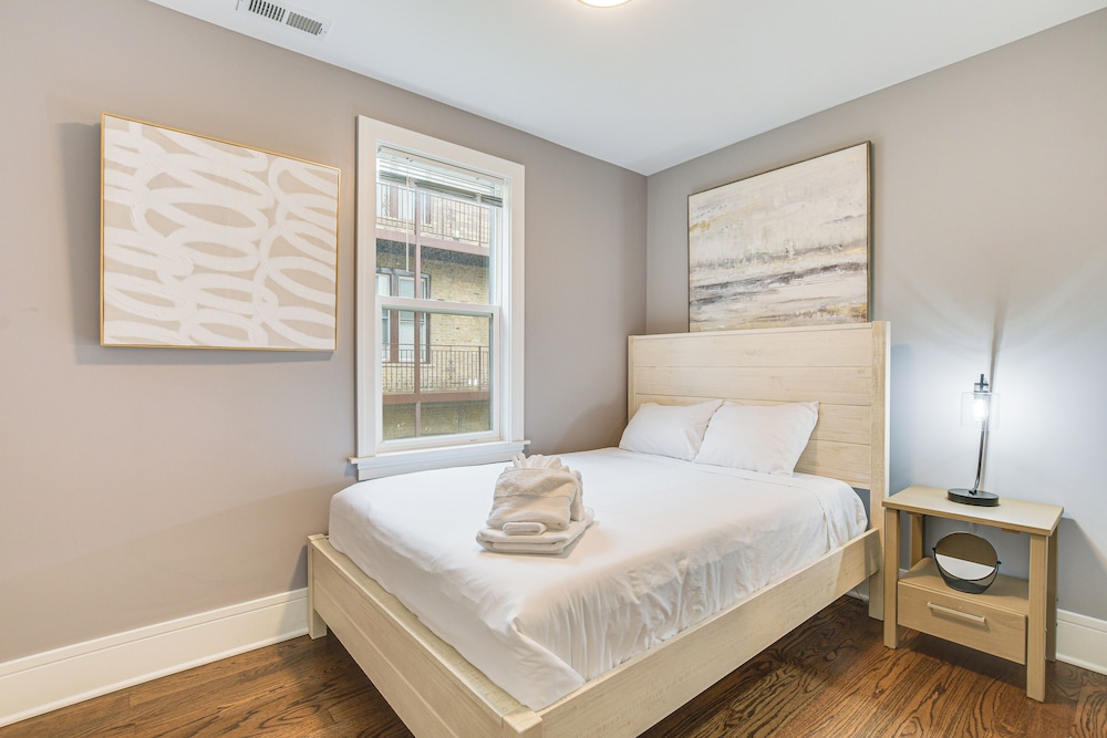 5 Mi to Dtwn: Ukrainian Village Apartment!