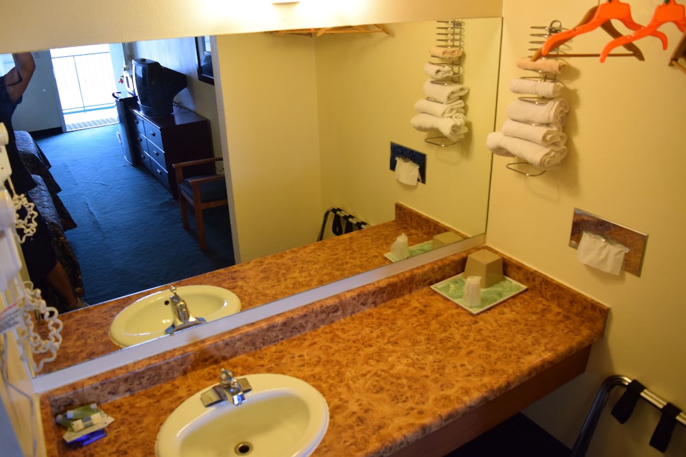 Travelers Inn & Suites