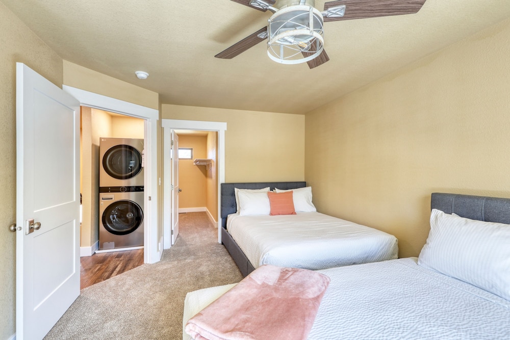 Modern Condo Near BH Attractions-garage Parking