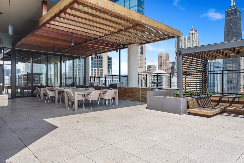 River North 2BR Balcony Walk to Mag Mile Pool