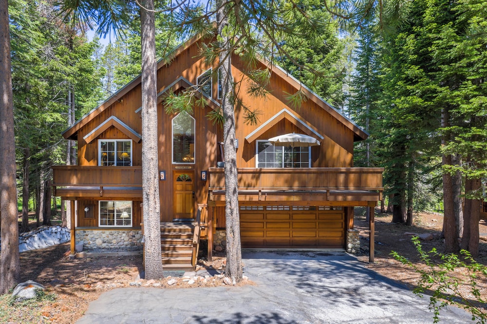 Paradise Pines 3BR Secluded Cabin Minutes in Tahoe Donner! view 5