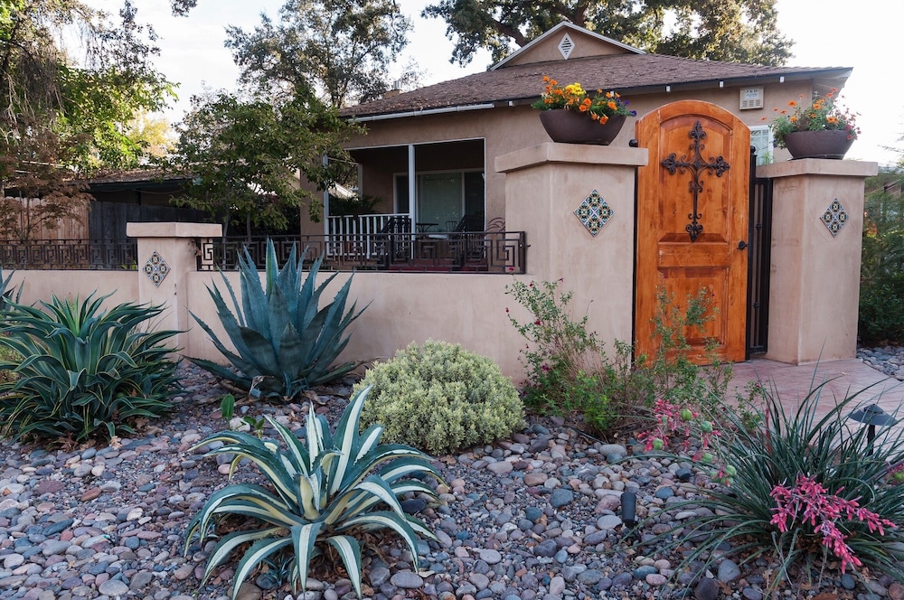 Large Groups Sequoia Park, CA Coast Wineries, Skiing. Enjoy Fire Pit, Hot Tub, Outdoor Kitchen