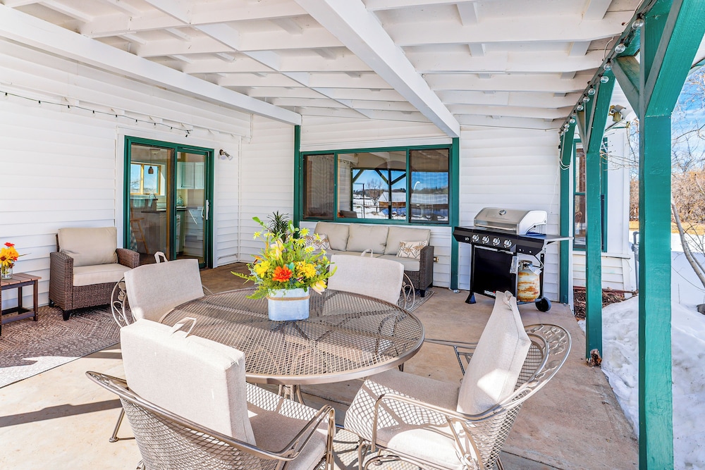 Patio & Mountain Views: Farmhouse in Mancos!