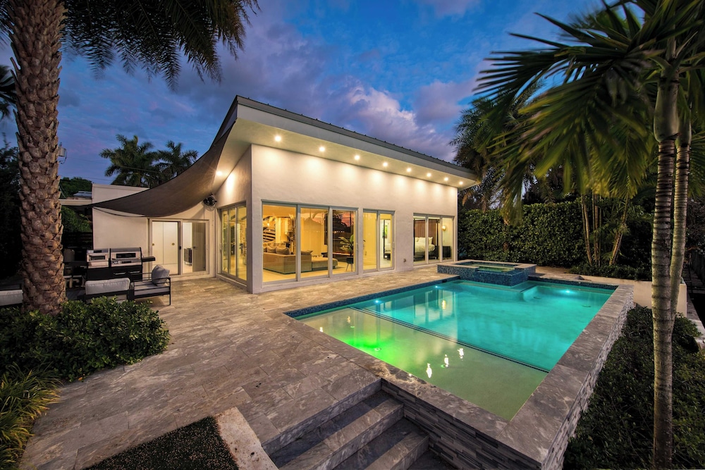 Luxury Waterfront Home w/ Pool, Hot Tub & Dock Near Las Olas Gulfstream