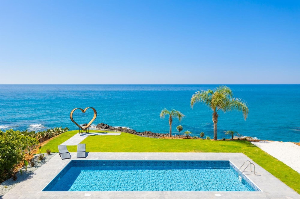 Villa Beach Heaven in Pomos