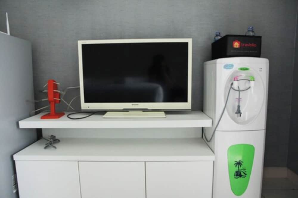 Modern and Comfortable Studio Apartment Springlake Summarecon near Summarecon, เบคาซี - 13