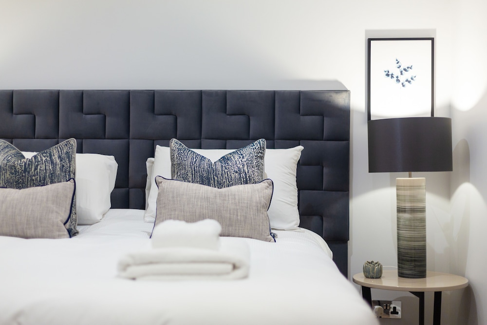 The Carlyle - Elegant Serviced Apartments