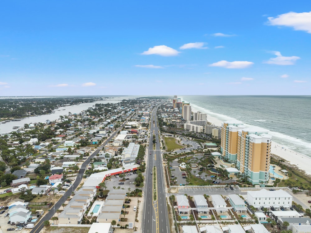 Escape to Sand Dollar Holler: Coastal Retreat, 3 Beds, 2.5 Baths, Sleeps 10!