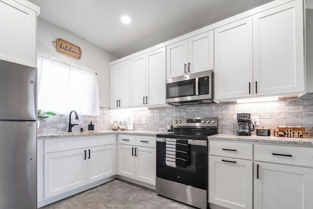 Pet Friendly W/hot-tub-six Minutes to Downtown!