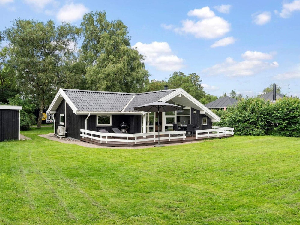 5 Star Holiday Home in Dronningmolle