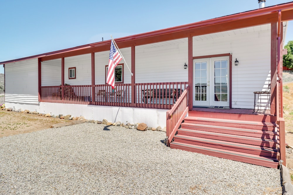 Pet-friendly Chilcoot Cottage on 34 Acres! view 4