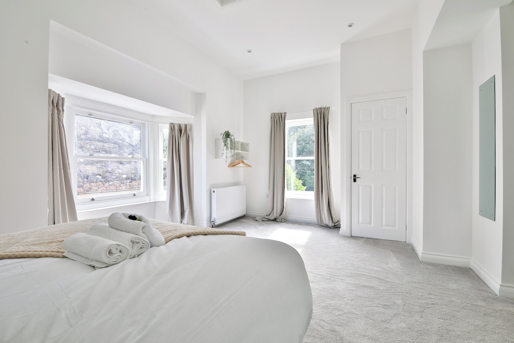 Spacious Apartments with Private Parking view 3