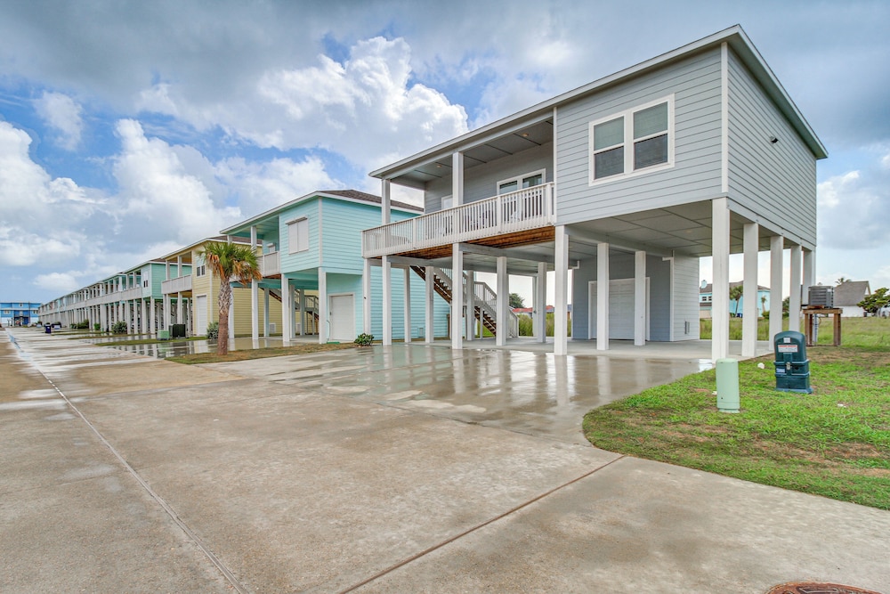Walk to Water! Home w/ Pool Access in Rockport
