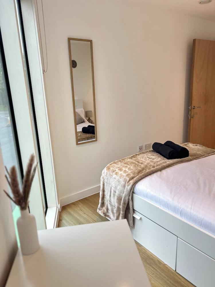 Spacious MCR Apartment - Gym - Terrace - Games Room - Free Secured Parking