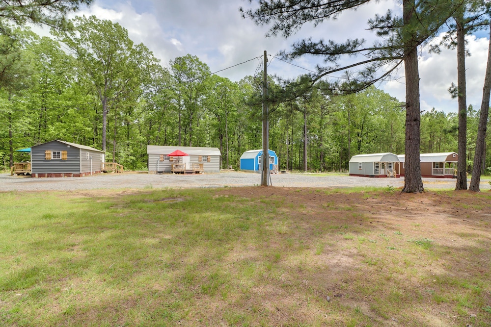 Higden Studio w/ Shared Patio, Yard Games, Grills! view 3