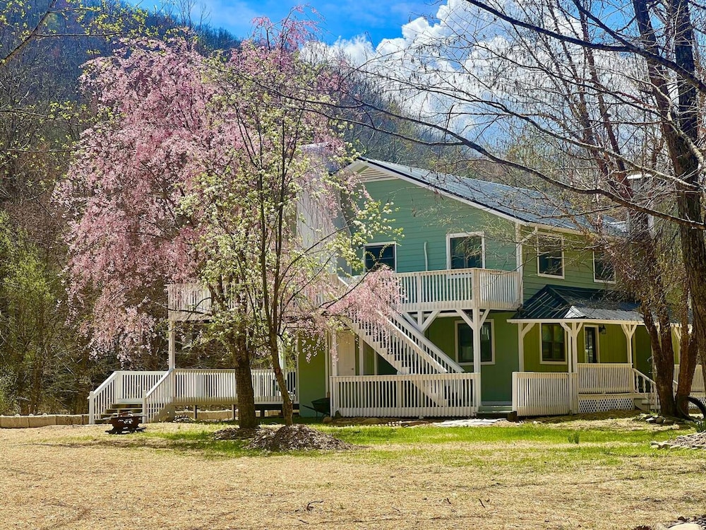 Cozy Mountain Home on the South Toe River