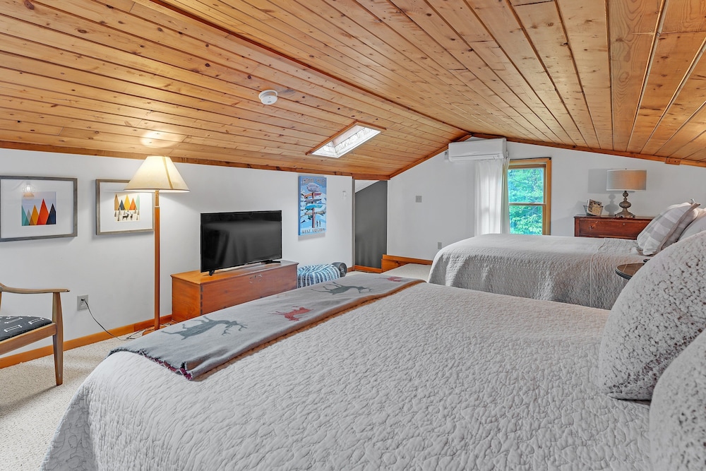 Modern Mountain Retreat Near Dolly Sods & Skiing 3 Bedroom Home