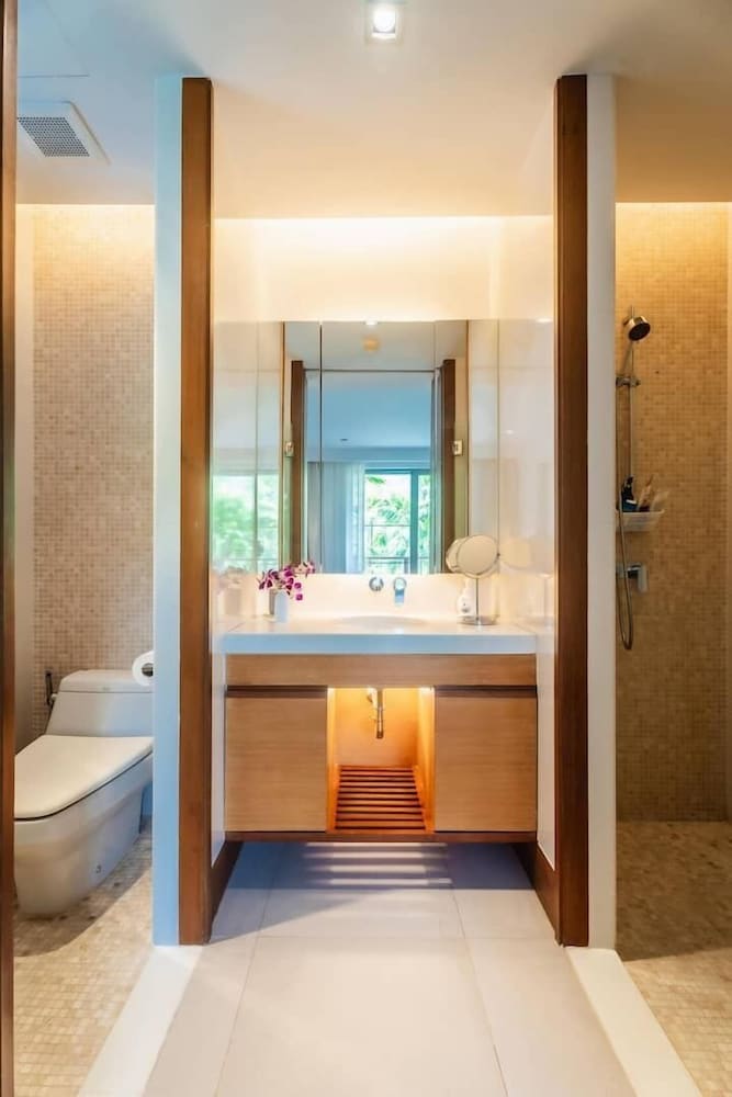 Elegant Beachfront 3BR Condo at Pearl of Naithon