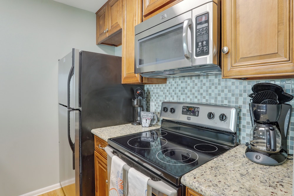 Lovely Galveston Condo: Walk to Seawall & Beach!