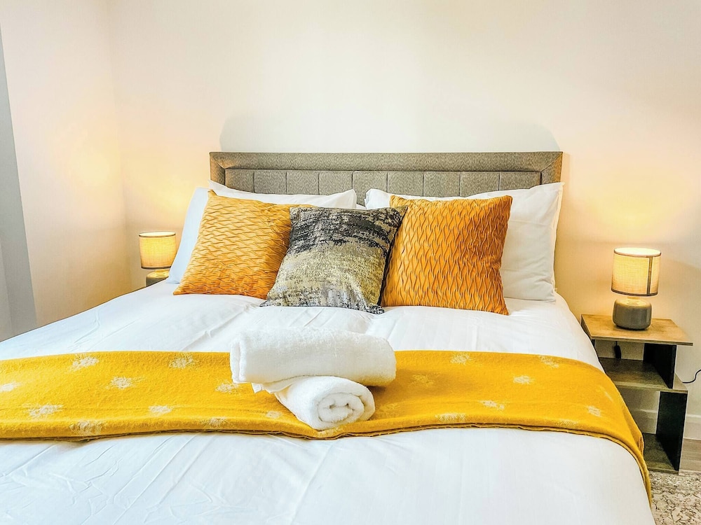 Spacious City Centre Apartment for Up to 5