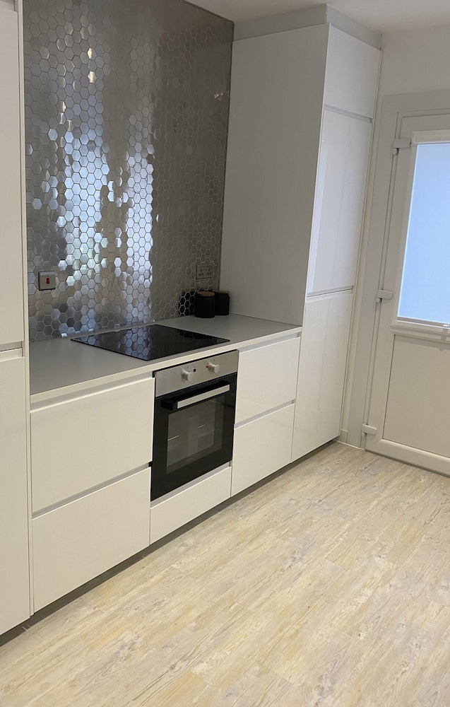 COP 26immaculate Newly Refurbished2 bed in Glasgow view 5