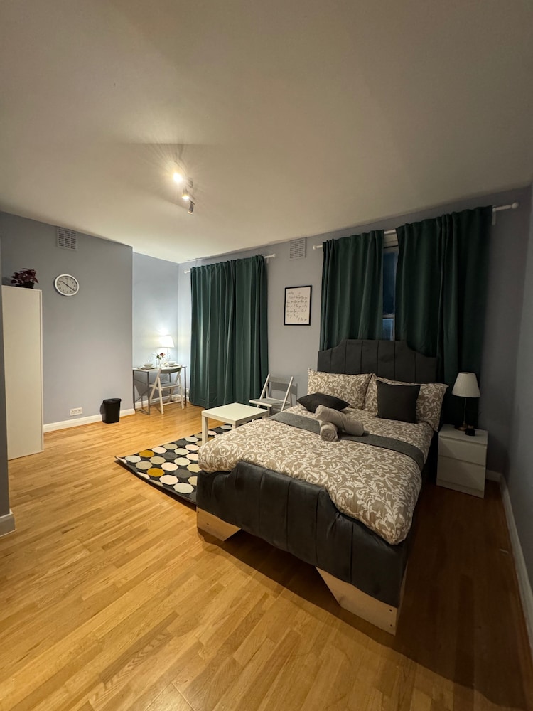 Studio - Sleeps 2 - Parking - Close to Paddington