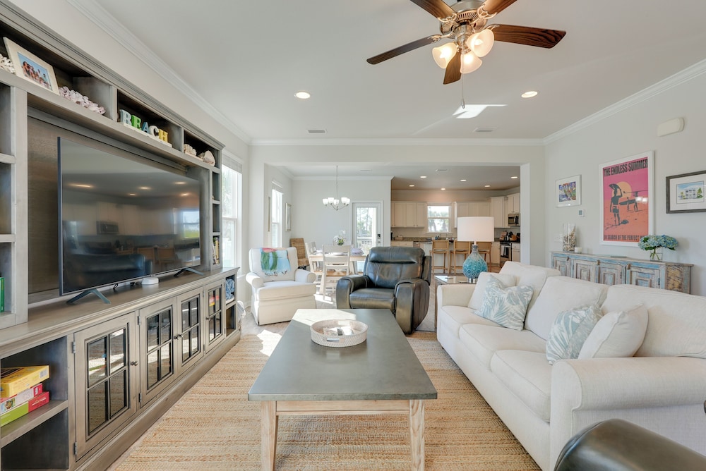 Steps to Shore: Windmark Beach Retreat w/ Balcony!