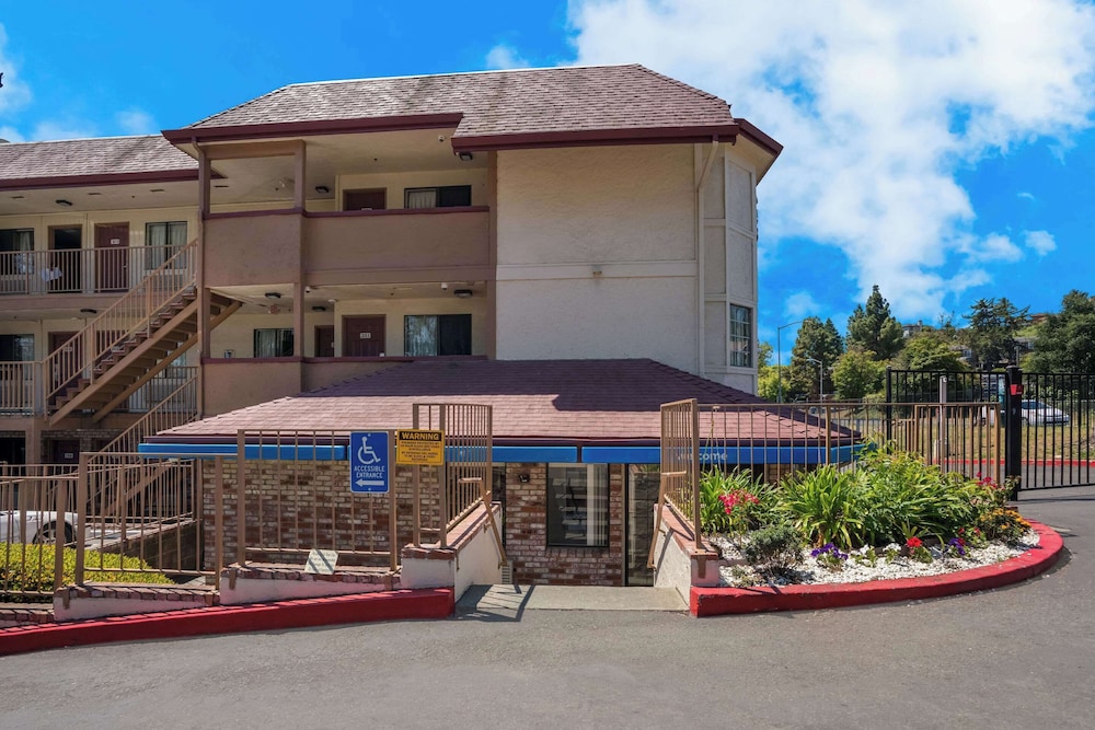 Hotel Econo Lodge - Image 1