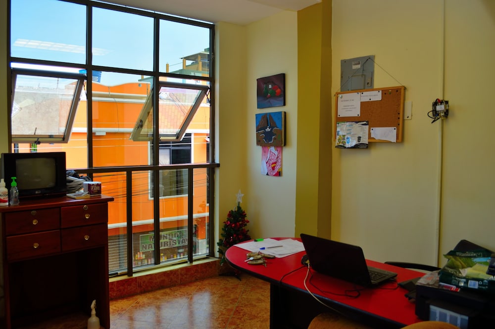 Hotel Carliza II Backpacker - Image 1