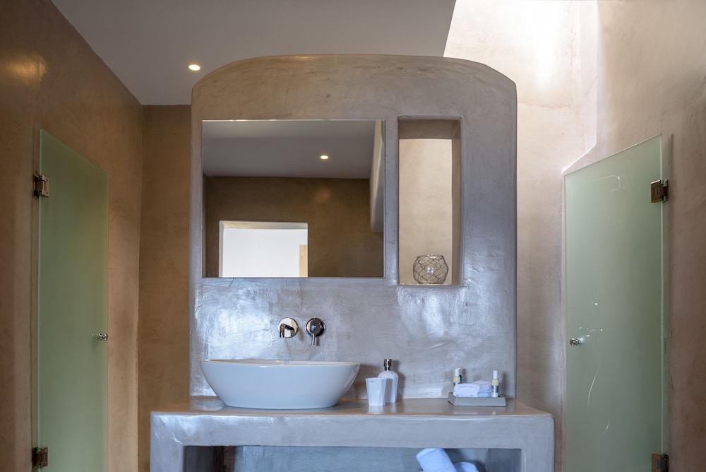 Earino Suites & Villas