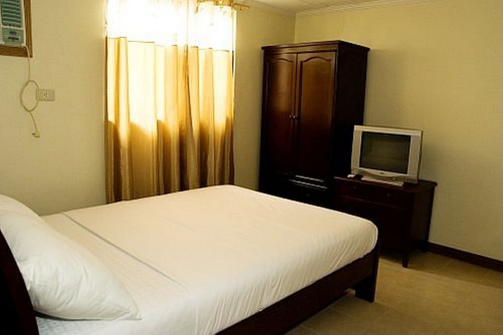 Cebu Vacations - Cebu Pensione Plaza by HiveRooms - Property Image 4