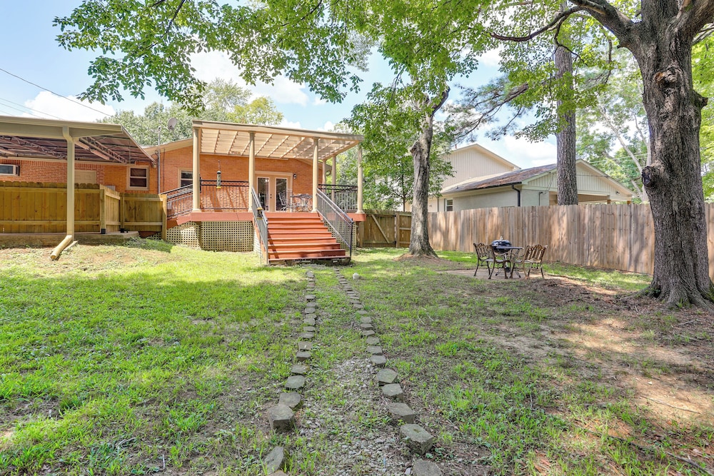 Walk to Dtwn & Freed-hardeman: Home w/ Fenced Yard