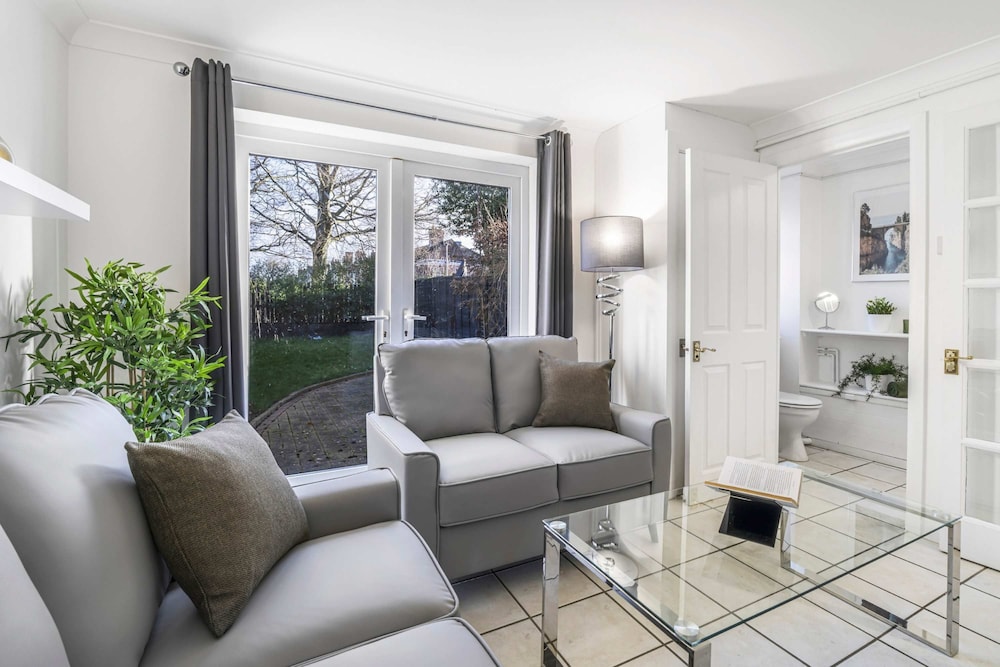 Elegant 4BR House Near City Centre Angus Suites