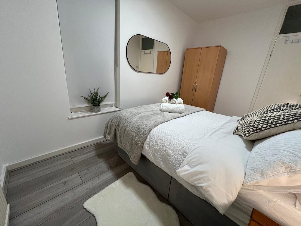 Elegant 3 Bedroom Flat with Garden Oasis view 3