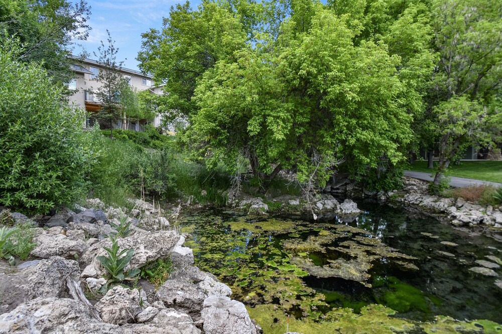 Family Getaway~hot Tub, Ice Castles & Tubing Hs 5 Bedroom Home by RedAwning view 4