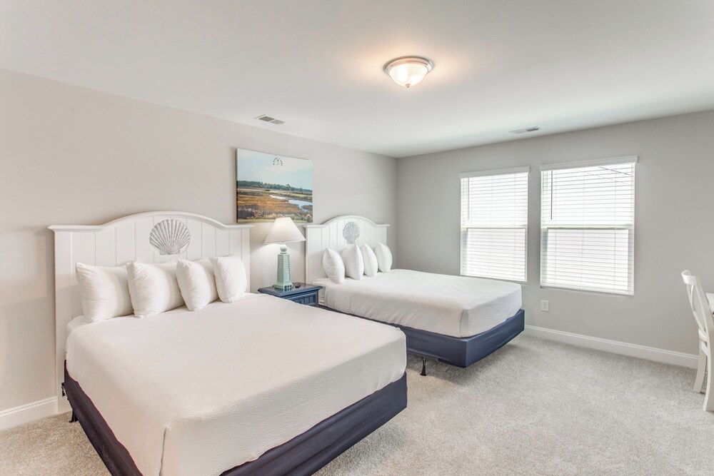 4 Mi to Beaches: Sleek Retreat in Ocean Isle Beach